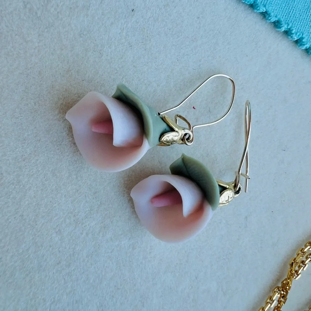 Vintage Porcelain Calla Lily Wire Earrings in Yellow Gold - Picture 3 of 9